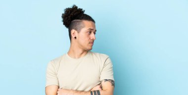 İzole edilmiş arka planda beyaz bir adam yan tarafa bakıyor.