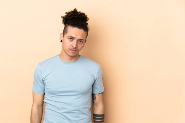 Üzücü bir ifadeyle tecrit edilmiş beyaz bir adam.