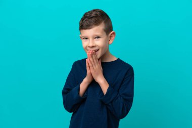 Mavi arka planda izole edilmiş küçük çocuk avuç içlerini bir arada tutuyor. İnsan bir şey ister.
