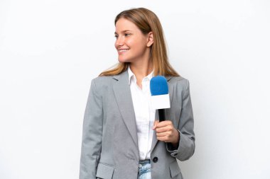 Beyaz arka planda izole edilmiş beyaz bir televizyon sunucusu. Yan tarafa bakıyor ve gülümsüyor.