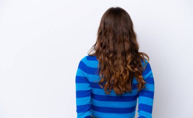 Beyaz arka planda izole edilmiş beyaz tenli genç bir kadın.