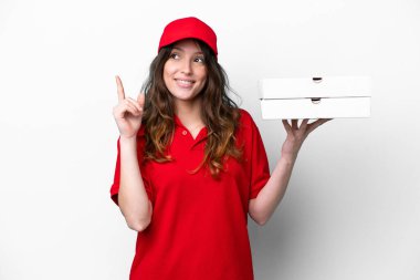 Pizza dağıtan kadın iş üniformalı beyaz arka planda izole edilmiş pizza kutuları alıyor. Harika bir fikir.