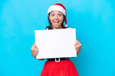 Anne Noel gibi giyinmiş genç İspanyol kadın beyaz arka planda izole edilmiş, elinde mutlu bir ifadeyle boş bir levha tutuyor.