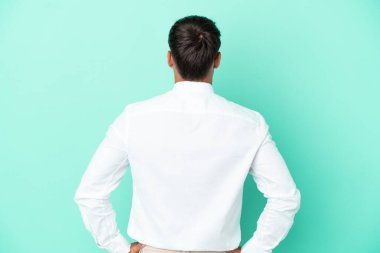 Kafkasyalı iş adamı arka planda mavi arka planda izole edildi