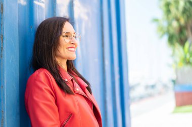 Mutlu yüzlü orta yaşlı bir kadın.