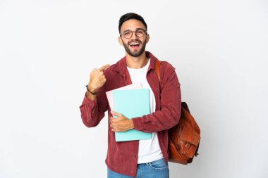 Beyaz arka planda izole edilmiş genç bir öğrenci baş parmak işareti yapıyor.