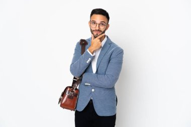 Kafkasyalı genç bir iş adamı beyaz arka planda izole edilmiş düşünüyor.