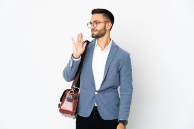 Beyaz arka planda izole genç beyaz iş adamı durdurma hareketi yapıyor ve hayal kırıklığına uğruyor