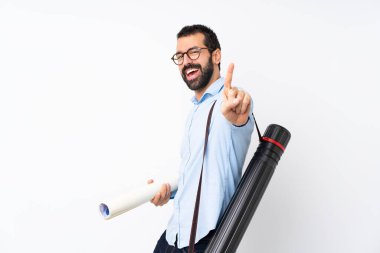 İzole edilmiş beyaz arka planda sakallı genç mimar parmağını kaldırıyor ve gösteriyor.