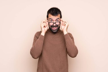 Gözlüklü ve şaşırmış bir adam.