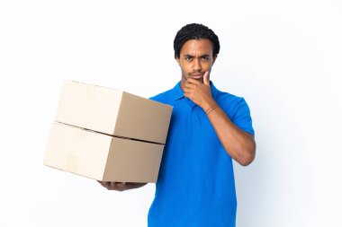 Beyaz arka planda izole edilmiş örgülü Afrikalı Amerikalı bir adam.