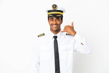 İzole edilmiş beyaz arka plan üzerinde telefon jesti yapan Afrikalı Amerikan Uçak Pilotu. Bana geri dönüş işareti ver.