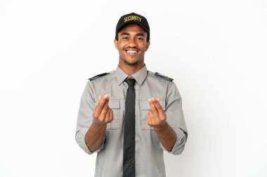 Afro-Amerikan güvenliği, izole edilmiş beyaz arka planda para hareketi yapıyor.