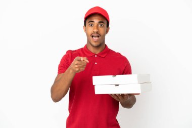 Afro-Amerikalı pizza teslimatçısı, izole edilmiş beyaz duvarın üzerinden pizza kutuları alıyor.