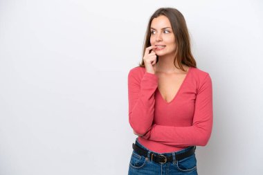 Beyaz arka planda izole edilmiş genç beyaz kadın gergin ve korkmuş.