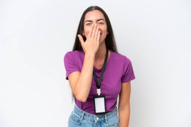 Beyaz arka planda izole edilmiş beyaz kimliği olan genç beyaz kadın mutlu ve ağzı kapalı gülümsüyor.