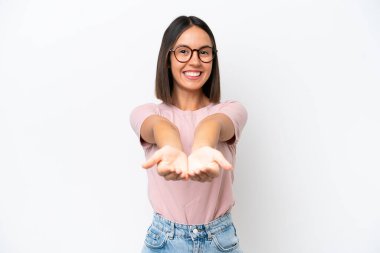 Beyaz arka planda izole edilmiş genç beyaz kadın bir ilan vermek için avucunun içinde hayali bir fotokopi makinesi tutuyor.