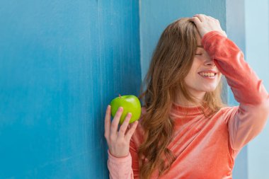 Açık havada elmalı genç kızıl kadın bir şeyin farkına vardı ve çözüme niyetlendi.