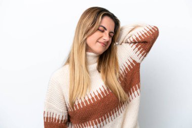 Beyaz arka planda boynu ağrıyan beyaz bir kadın.