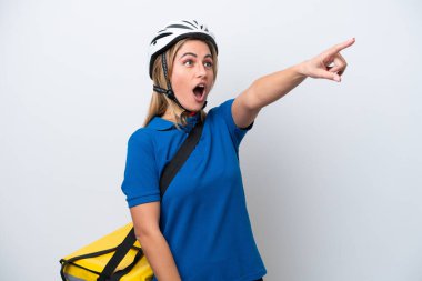 Beyaz arka planda izole edilmiş termal sırt çantalı beyaz bir kadın.