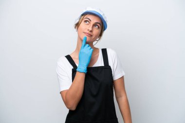 Balıkçı kadın beyaz arka planda izole edilmiş, yukarı bakarken şüpheleri var