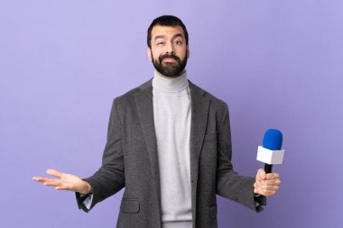 Sakallı yetişkin bir muhabir, mor arka plan üzerinde mikrofon tutuyor. Şüpheleri var.