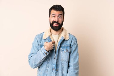 İzole edilmiş geçmişi olan beyaz bir adam kendini işaret ediyor.