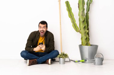 Bahçıvan içeride yerde oturuyor. Şaşırdı ve bir mesaj gönderiyor.