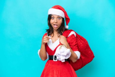 Anne Noel gibi giyinmiş genç İspanyol kadın elinde bir çuval tutuyordu. Mavi arka planda, şaşırmış ve ön tarafı gösteriyordu.