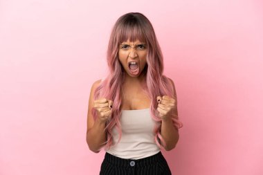 Pembe saçlı melez bir kadın. Pembe arka planda izole edilmiş. Kötü bir durum yüzünden hayal kırıklığına uğramış.