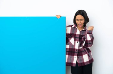 Beyaz arka planda izole edilmiş büyük mavi pankartlı melez bir kadın zaferi kutluyor.