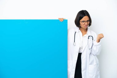 Beyaz arka planda, mutsuz bir ifadeyle izole edilmiş büyük bir afişi olan genç ırk doktoru kadın.