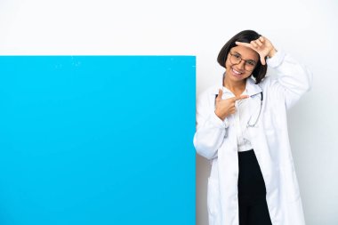 Beyaz arka planda izole edilmiş büyük bir afişi olan melez bir doktor kadın. Çerçeve sembolü