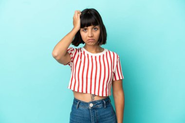 Mavi arka planda soyutlanmış genç melez bir kadın. Hayal kırıklığı ifadesi var ve anlamıyorlar.