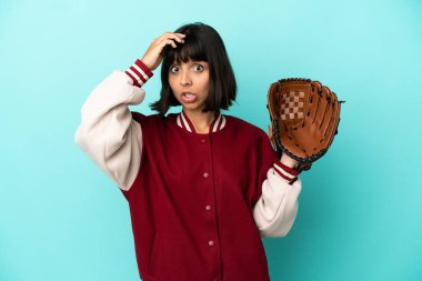 Mavi arka planda soyutlanmış beysbol eldiveni olan genç melez kadın yan tarafa bakarken sürpriz jest yapıyor.