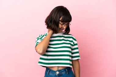 Pembe arka planda boynu ağrıyan genç melez bir kadın.