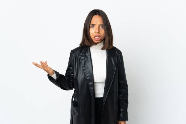 Beyaz arka planda izole edilmiş genç Latin kadın şüpheli hareketler yapıyor.