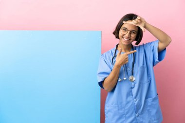 İzole edilmiş arka plan üzerinde büyük bir afişi olan melez bir kadın cerrah. Çerçeve sembolü