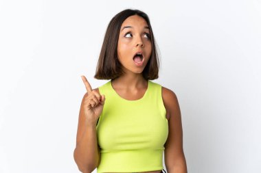 Beyaz arka planda izole edilmiş genç Latin kadın parmağını kaldırarak çözümü anlamaya çalışıyor.