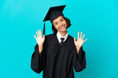 Üniversiteden mezun genç bir kız mavi arka planda on parmağıyla sayıyor.