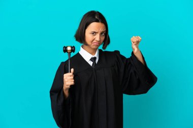 İzole edilmiş mavi arkaplanda negatif ifadeyle baş parmağı gösteren yargıç