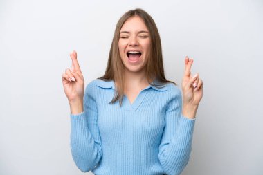 Genç Litvanyalı kadın beyaz arka planda izole edilmiş ve şans diliyor.