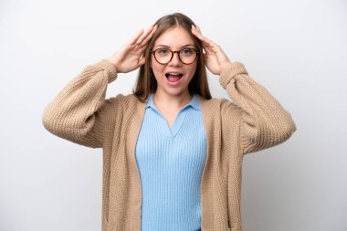 Genç Litvanyalı kadın beyaz arka planda, sürpriz bir ifadeyle izole edilmiş.