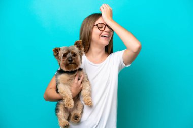 Mavi arka planda köpeği tutan genç Litvanyalı kadın bir şeyin farkına vardı ve çözüme niyetlendi.