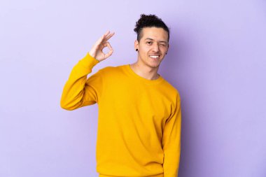 İzole edilmiş arka planda beyaz bir adam parmaklarıyla tamam işareti gösteriyor