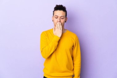 İzole edilmiş arka plan üzerinde beyaz bir adam ağızı eliyle kapatıyor.