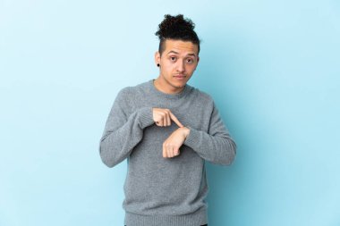 İzole edilmiş geçmişi olan beyaz bir adam geç kalma jesti yapıyor.