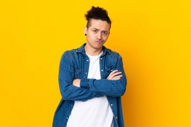 İzole edilmiş geçmişi olan beyaz bir adam üzgün hissediyor.