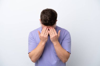 Beyaz arka planda izole edilmiş, yorgun ve hasta bir yüzü olan genç beyaz bir adam.