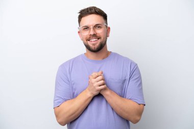 Beyaz arka planda izole edilmiş genç beyaz adam gülüyor.